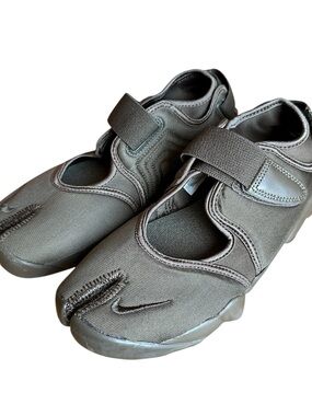 NEW Nike Air Rift Split-Toe Tabi Sneakers in Olive Green W9 M7.5